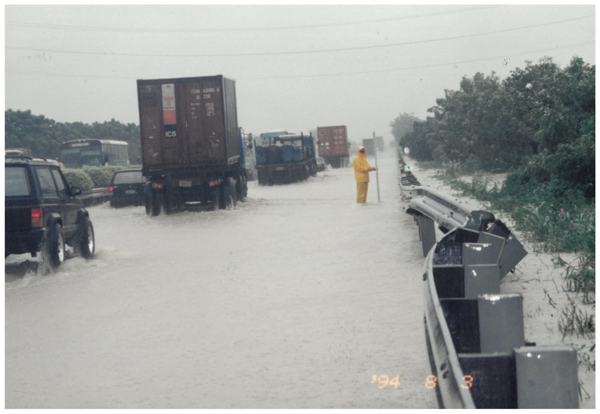 高速公路路面被水蓋過